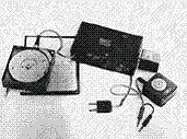 Stanice SRN se zrychleným klíčováním použitá agentem JOCHMANEM (zleva: mechanická klíčovací jednotka, spojovací plán, vysílač s měřičem výkonu, konvertor přijímače)